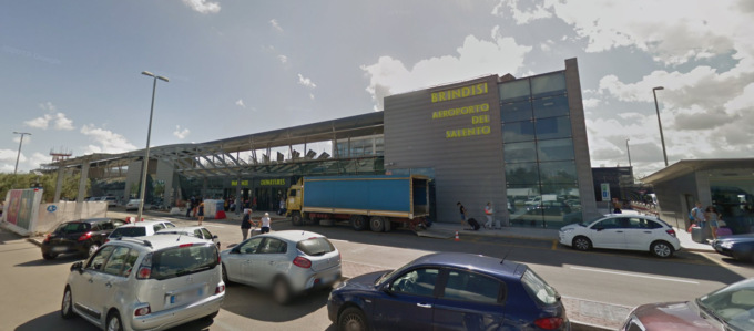 Rischia di perdere l’aereo per Orio per “colpa” della Polizia e gli agenti gli pagano una navetta