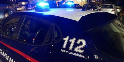 Terrore nella Bassa Bergamasca: aggredisce l’ex compagna con un paio di forbici di fronte al figlio di quattro anni