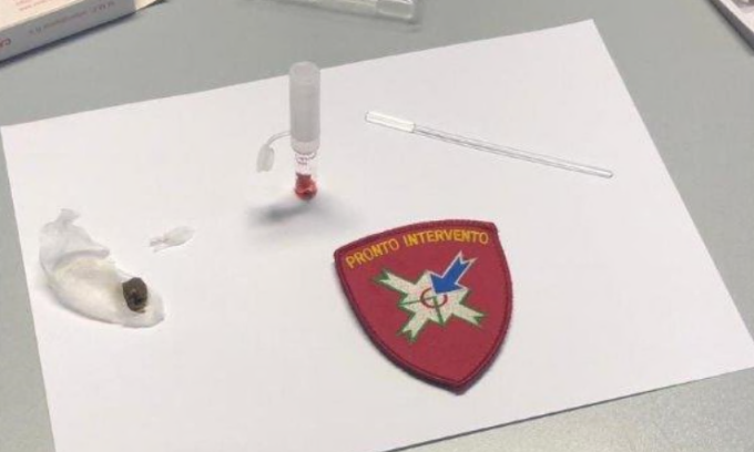 Un agente antidroga a presidio delle scuole