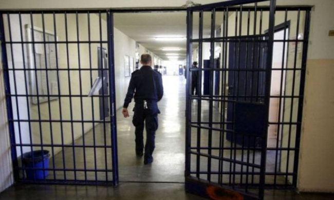 Ci sarebbe anche un membro della gang di Simba La Rue nel gruppo che ha violentato un compagno di cella