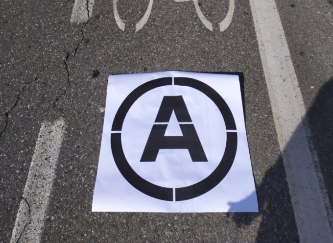 Cartelli e lettere identificative sulle strade: così si fa la mobilità sostenibile a Bergamo