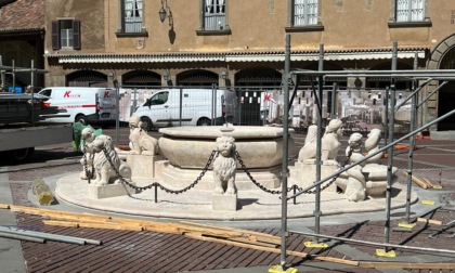 La fontana del Contarini torna a splendere in Piazza Vecchia dopo il restauro della Rigoni di Asiago
