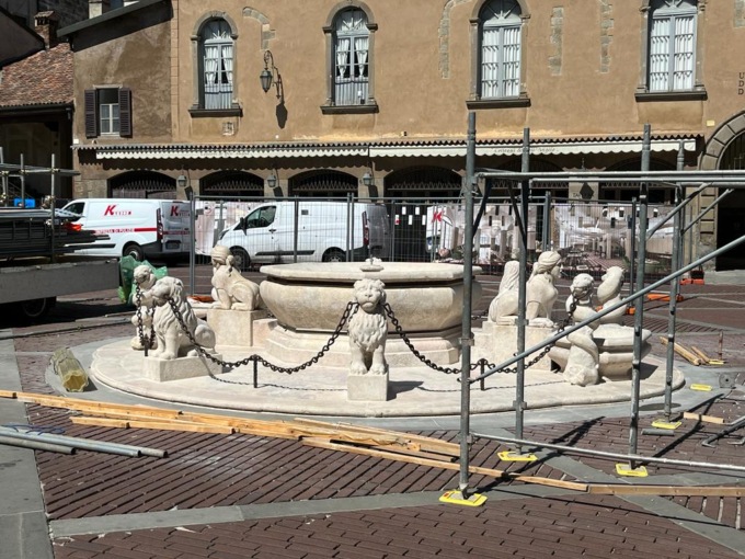 La fontana del Contarini torna a splendere in Piazza Vecchia dopo il restauro della Rigoni di Asiago