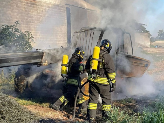 Mezzo agricolo in fiamme a Fontanella, intervengono i Vigili del Fuoco di Romano di Lombardia