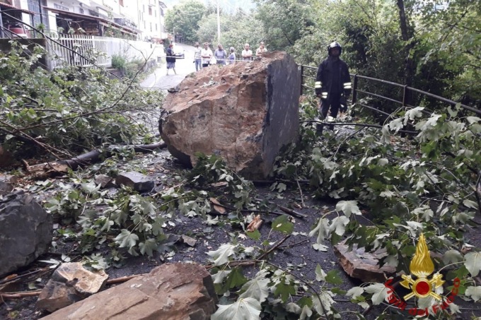 I danni del maltempo nelle valli: frana sulla statale a Mezzoldo, strada chiusa a Blello