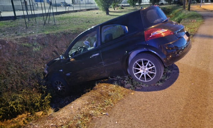 Fuori strada in auto, due feriti