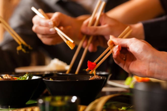 Sfruttamento in un ristorante cinese di Seriate: dipendenti costretti a vivere in loculi