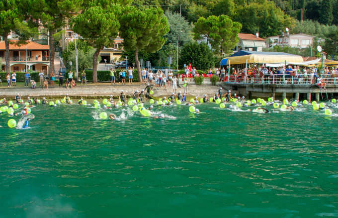 In quattrocento (record storico) a nuoto nel lago d’Iseo: torna la traversata