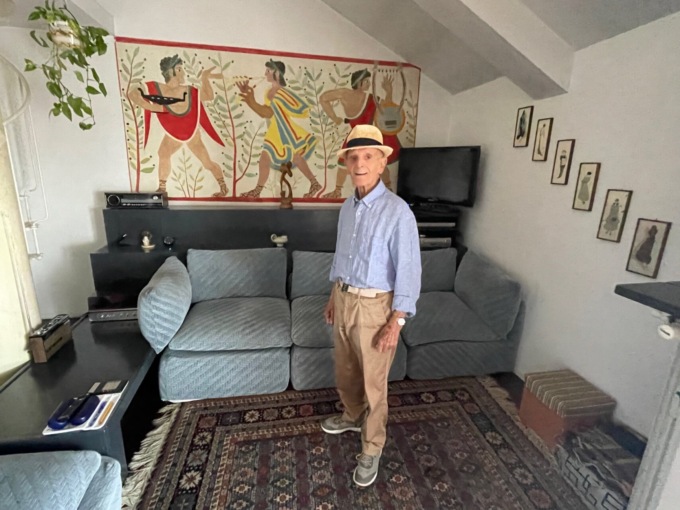 Che tipo Athos: 98 anni, cabriolet blu elettrico e cappello di paglia