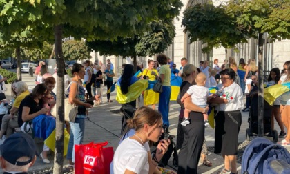 La catena umana di giovani e famiglie ucraine in centro per celebrare il Giorno dell’Indipendenza