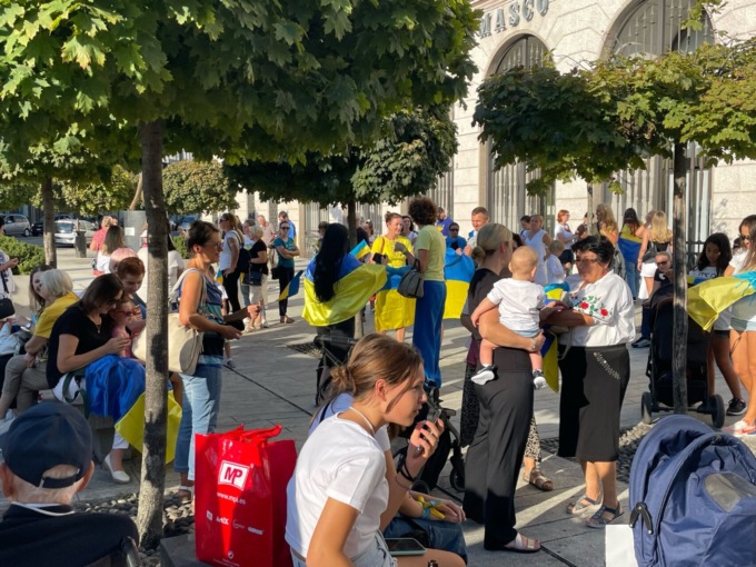 La catena umana di giovani e famiglie ucraine in centro per celebrare il Giorno dell’Indipendenza