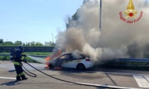 Automobile prende fuoco nel tratto di A4 tra Capriate e Dalmine: famiglia fuori pericolo