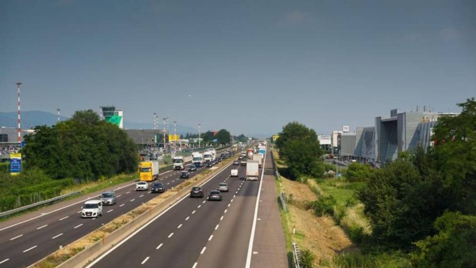 Tamponamento tra camper e auto in autostrada a Seriate, otto feriti lievi (tra cui tre bambini)