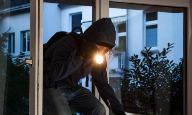 S’intrufola in una villa in Città Alta ma viene sorpreso dagli agenti (i padroni di casa, invece…)