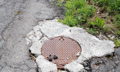 Serina, strada dissestata a Lepreno. Un lettore: «È pericolosa, ma il Comune non fa niente»