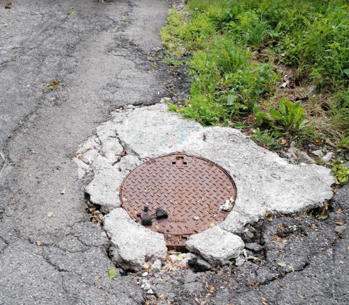 Serina, strada dissestata a Lepreno. Un lettore: «È pericolosa, ma il Comune non fa niente»