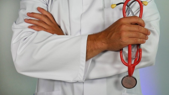 Vertova, medico di base aggredito con un pugno al volto da un 27enne