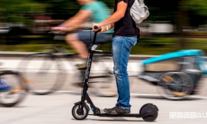 Monopattini, dal 16 maggio scatta la stretta: targa e assicurazione obbligatorie a Bergamo