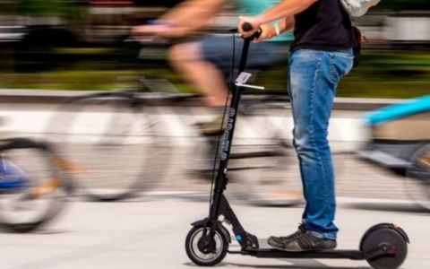 Monopattini, dal 16 maggio scatta la stretta: targa e assicurazione obbligatorie a Bergamo