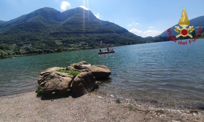 Si tuffa nel lago ma non riemerge, 21enne muore annegato