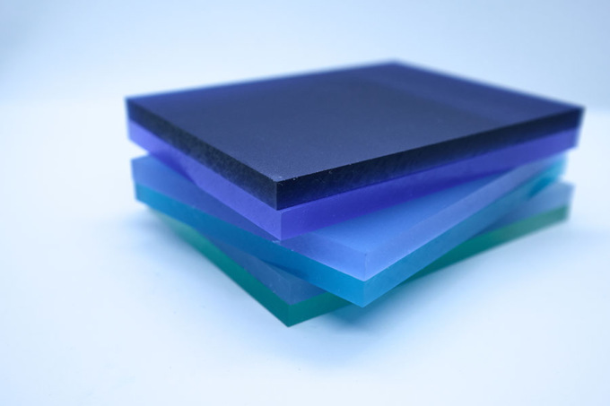 Plexiglass colorato: cos’è e come utilizzarlo