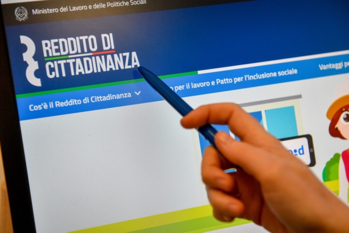 Reddito di cittadinanza, a Treviglio scovati 22 furbetti (come quello che dichiarava di avere 8 figli)