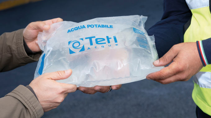 La siccità picchia duro nelle Valli bergamasche. E l’acqua potabile arriva in buste di plastica