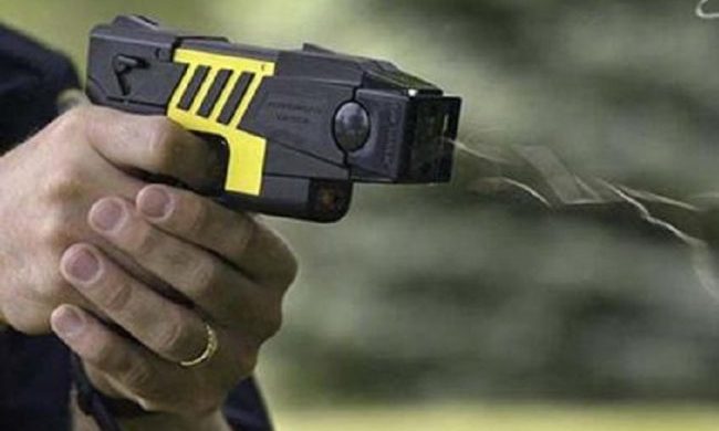 Aggredisce passanti e agenti con una bottiglia in pieno centro: fermato con il taser