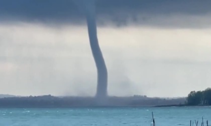 I video della spettacolare tromba d'aria sul Garda: paura, ma niente danni