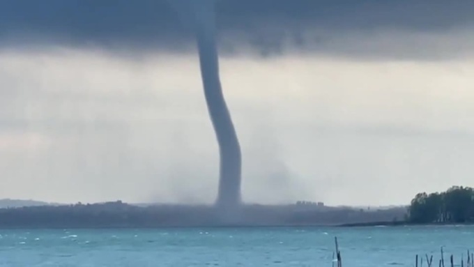 I video della spettacolare tromba d’aria sul Garda: paura, ma niente danni