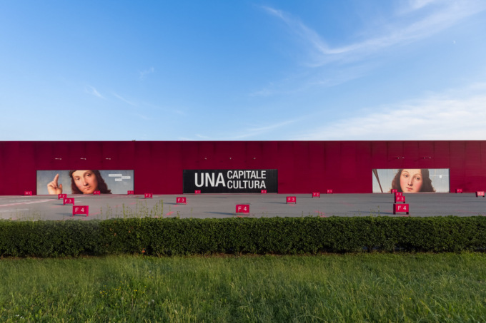 Bergamo e Brescia unite dalle gigantografie di Raffaello al Kilometro Rosso