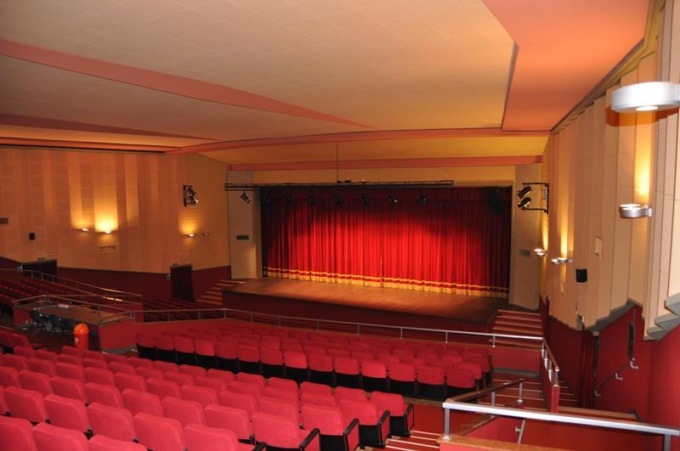 «Abbiamo trovato i volontari, si riparte»: riaperto lo storico Teatro Serassi di Villa d’Almè