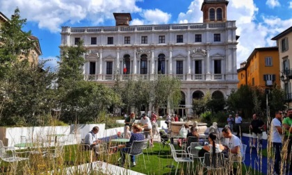 Piazza Vecchia si è popolata di piante tipiche delle rive dei fiumi lombardi