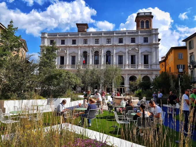 Piazza Vecchia si è popolata di piante tipiche delle rive dei fiumi lombardi