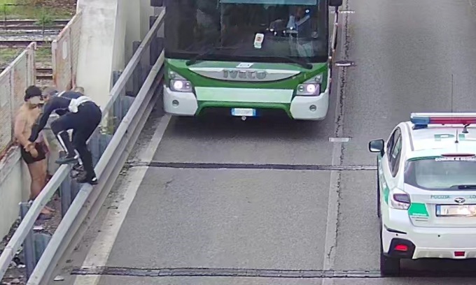 Camminava nudo lungo un ponte trafficato, salvato dalle telecamere della polizia locale