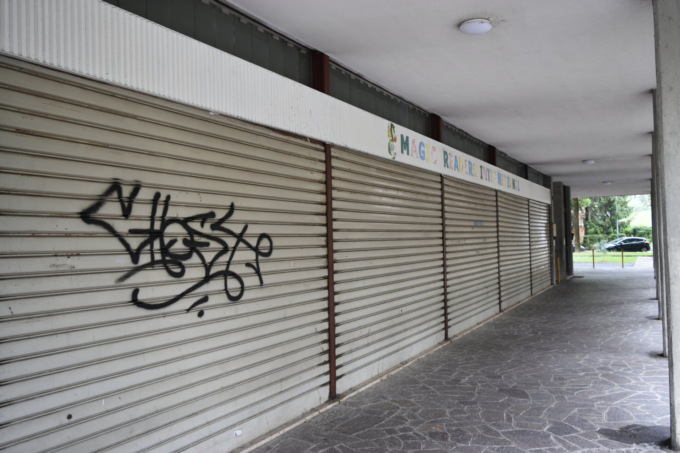 Viaggio a Monterosso, il quartiere delle saracinesche abbassate