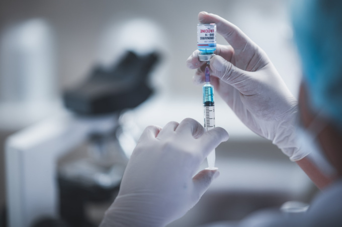 Arriva in Bergamasca il vaccino bivalente contro Omicron: chi può accedere e come prenotarsi