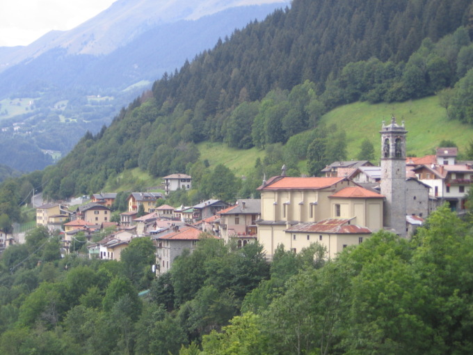 Tutti pazzi per Azzone: richieste da mezza Italia per riaprire l’unico bar