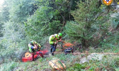 Uomo di 64 anni scivola per una decina di metri nel bosco a Gromo, interviene l'elisoccorso