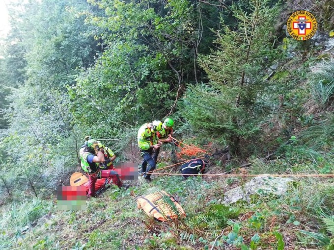 Uomo di 64 anni scivola per una decina di metri nel bosco a Gromo, interviene l’elisoccorso