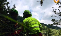 Oneta, donna scivola sul sentiero e si ferisce a una gamba