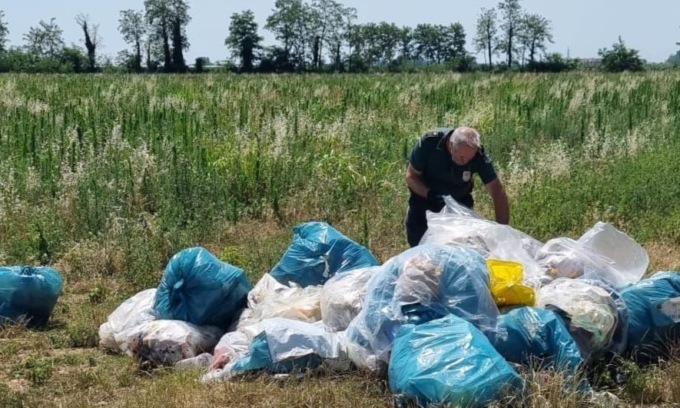Usavano le ex acciaierie come discarica, nei guai i titolari di un’azienda di Grumello