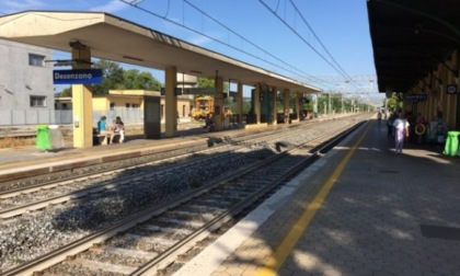 Mamma fa scendere i bambini sul binario, lei risale per prendere la borsa ma il treno parte