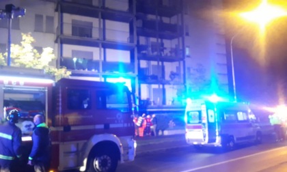 Incendio al primo piano, evacuata un'intera palazzina a Dalmine. Tredici lievemente intossicati