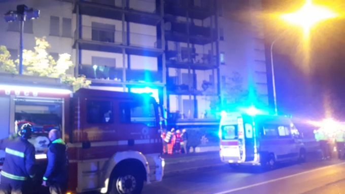 Incendio al primo piano, evacuata un’intera palazzina a Dalmine. Tredici lievemente intossicati