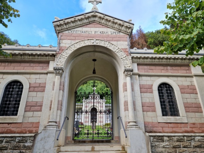Atto vergognoso al cimitero di Valnegra, deturpata la lapide del carabiniere Gambirasio