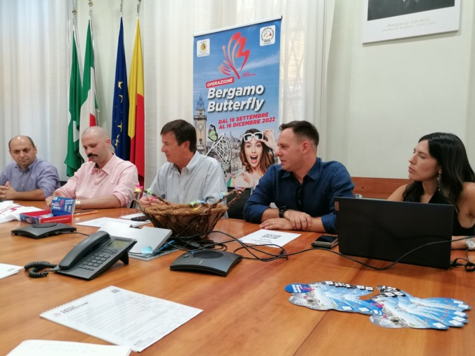 Catturando farfalle con lo smartphone si vincono sconti nei negozi del centro