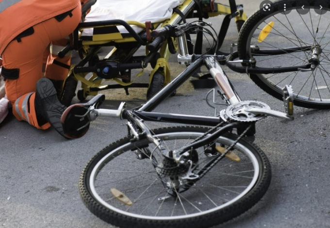 Il quindicenne che si è scontrato con un’auto durante una gara ciclistica a Scanzo è fuori pericolo
