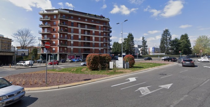 Auto si ribalta in largo Tironi: ferita anche una bambina di 10 anni