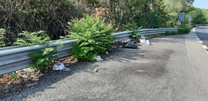 L’asse interurbano annega nei rifiuti. Ma Anas e Provincia si rimpallano i controlli